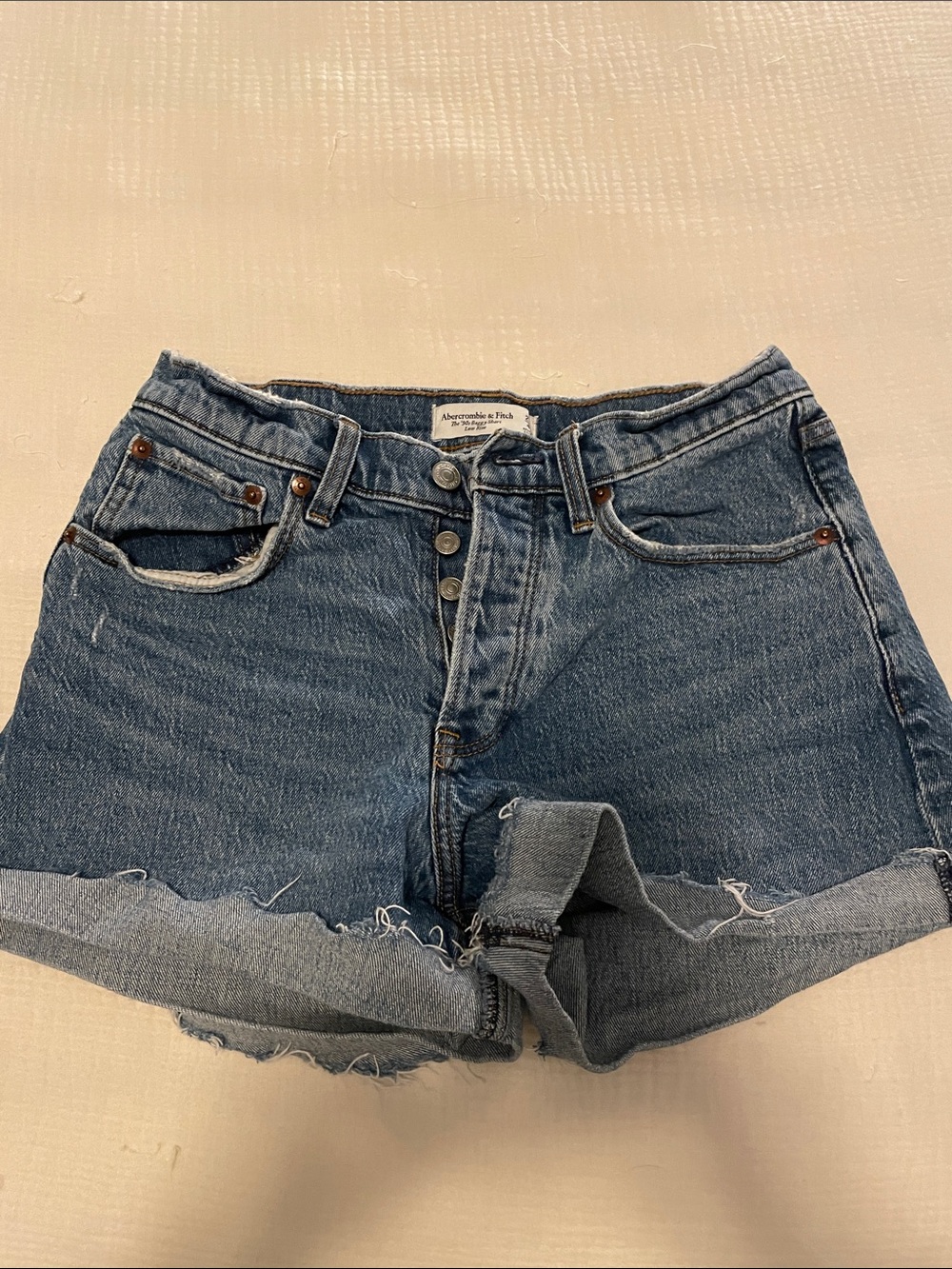 Abercrombie & Fitch The 90’s baggy short. Curve love. button fly, low rise. 4/27